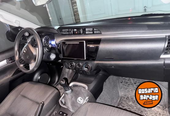 Camionetas - Toyota Hilux SR 2018 Diesel 162000Km - En Venta