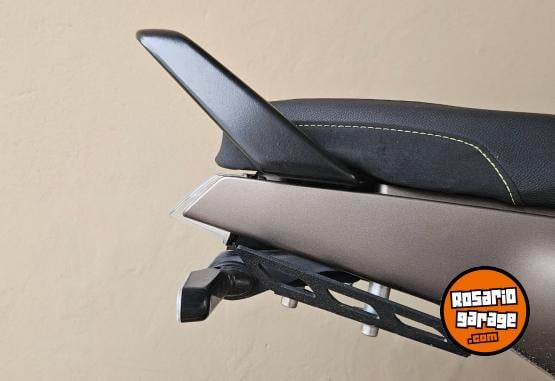 Motos - Husqvarna Svartpilen 401 (1G) 2024 Nafta 10000Km - En Venta