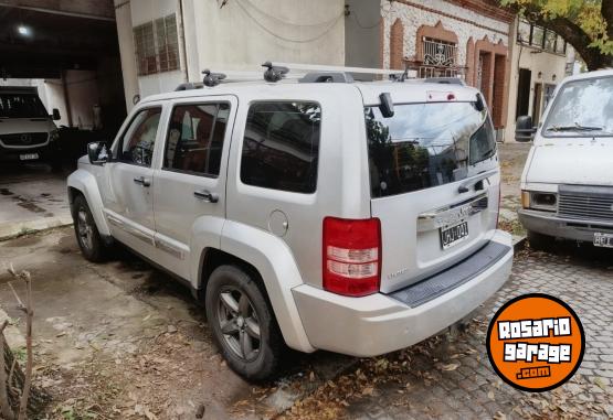 Camionetas - Jeep Cherokee liberty limited 2010 Nafta 230000Km - En Venta