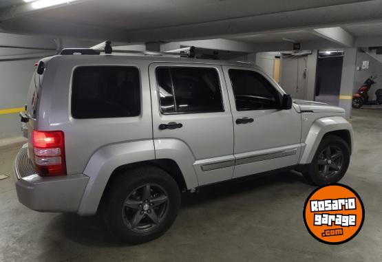 Camionetas - Jeep Cherokee liberty limited 2010 Nafta 230000Km - En Venta