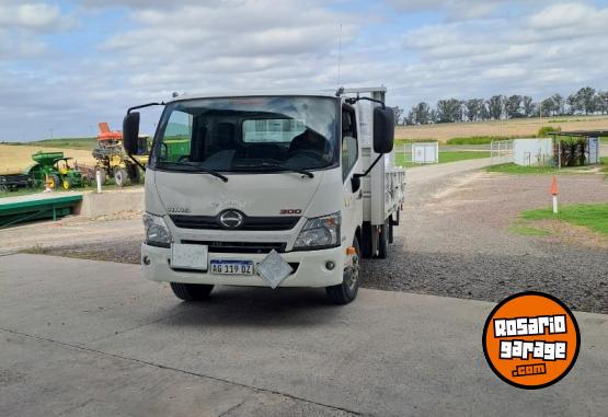 Camiones y Gr�as - Hino 300 Toyota - En Venta