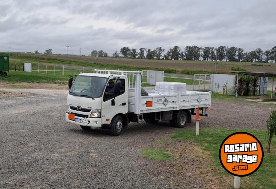 Camiones y Gr�as - Hino 300 Toyota - En Venta