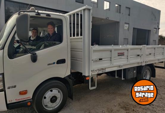 Camiones y Gr�as - Hino 300 Toyota - En Venta