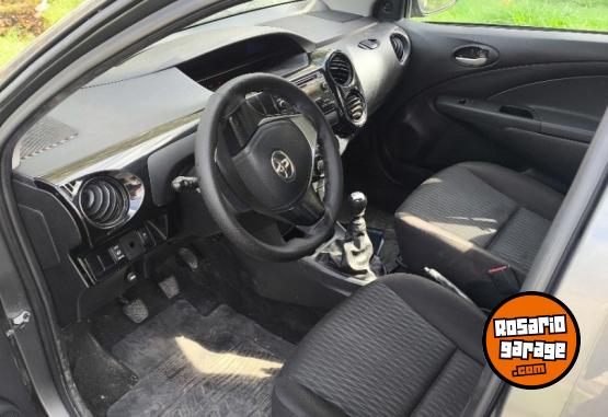 Autos - Toyota Etios yaris 2021 Nafta 80000Km - En Venta