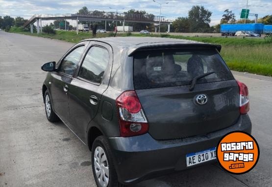 Autos - Toyota Etios yaris 2021 Nafta 80000Km - En Venta