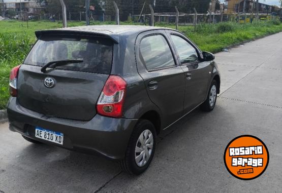 Autos - Toyota Etios yaris 2021 Nafta 80000Km - En Venta