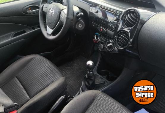 Autos - Toyota Etios yaris 2021 Nafta 80000Km - En Venta