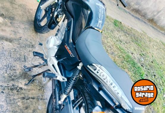 Motos - Honda New Tit�n 2016 Nafta 5800Km - En Venta
