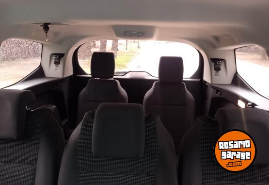 Autos - Peugeot 5008 2014 Nafta 148000Km - En Venta