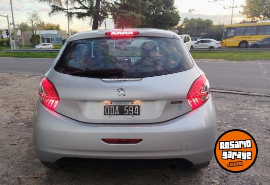 Autos - Peugeot 208 2014 Nafta 132000Km - En Venta