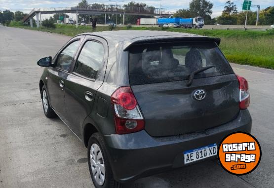 Autos - Toyota Etios 2021 Nafta 80000Km - En Venta