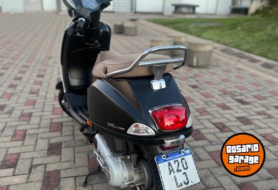 Motos - Vespa VXL 150 2024 Nafta 7200Km - En Venta