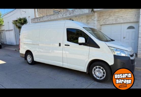 Utilitarios - Toyota Hiace 2.8 L2H2 Furgón 2024 Diesel 18000Km - En Venta