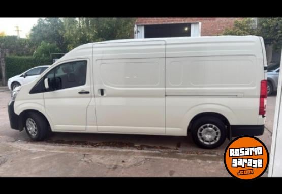 Utilitarios - Toyota Hiace 2.8 L2H2 Furgón 2024 Diesel 18000Km - En Venta