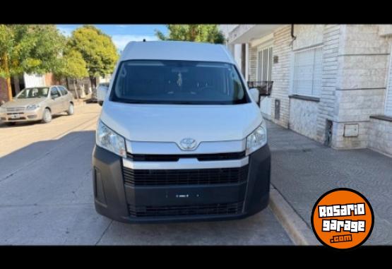Utilitarios - Toyota Hiace 2.8 L2H2 Furgón 2024 Diesel 18000Km - En Venta