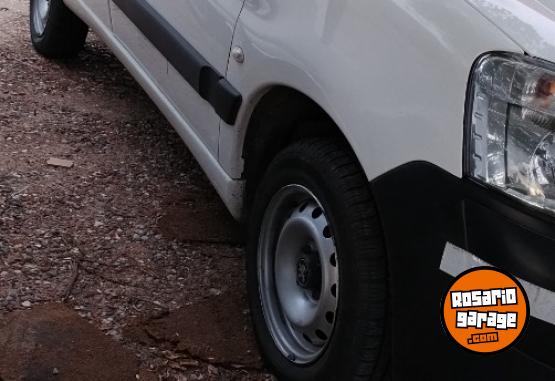 Utilitarios - Peugeot Partner 2014 GNC 111111Km - En Venta