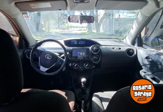 Autos - Toyota Etios 2017 Nafta 103000Km - En Venta