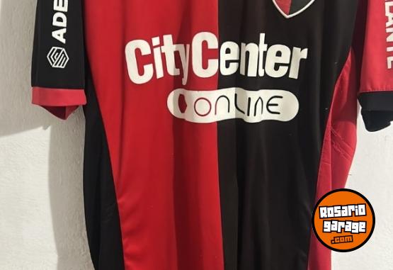 Indumentaria - Vendo camiseta de newells - En Venta