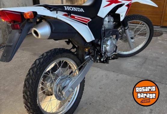Motos - Honda XR tornado 250 2022 Nafta 2500Km - En Venta