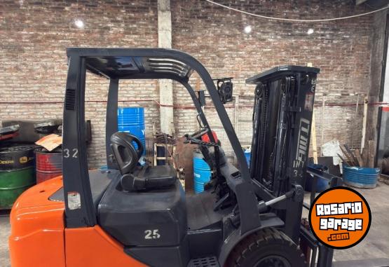 Camiones y Gr�as - Autoelevador 2500 Kg - En Venta