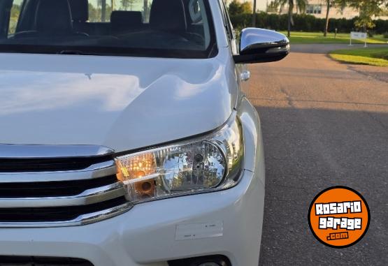 Camionetas - Toyota Hilux srv 2017 Diesel 129000Km - En Venta