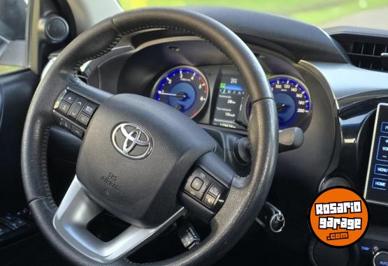 Camionetas - Toyota Hilux srv 2017 Diesel 129000Km - En Venta