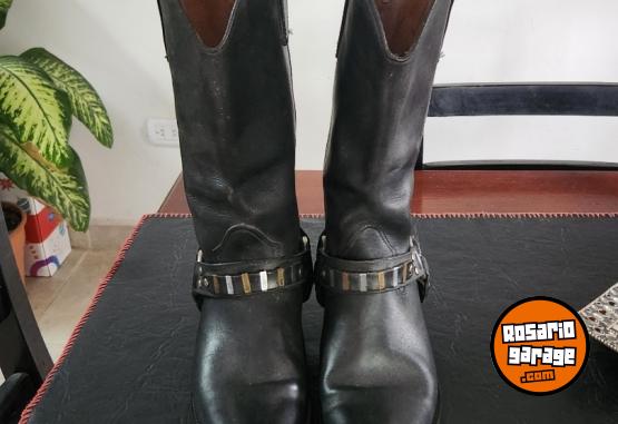 Indumentaria - CAMPERA DE CUERO Y BOTAS HOMBRE - En Venta