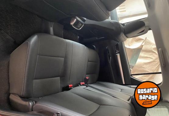 Camionetas - Toyota Hilux 4x4 SRX 2024 Diesel 6200Km - En Venta