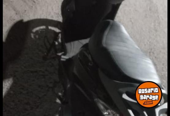 Motos - Zanella Scooter 2018 Nafta 2100Km - En Venta