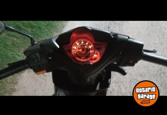 Motos - Zanella Scooter 2018 Nafta 2100Km - En Venta