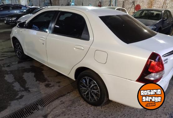 Autos - Toyota Etios Platinum 2016 Nafta 83600Km - En Venta