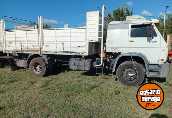 Camiones y Gr�as - Vendo 220 trabajando - En Venta