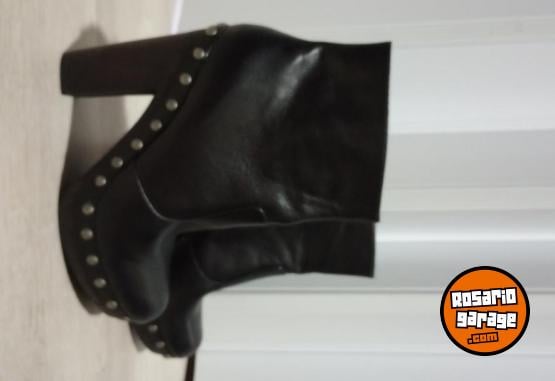 Indumentaria - Botas de cuero con tachas - En Venta