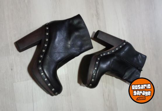 Indumentaria - Botas de cuero con tachas - En Venta