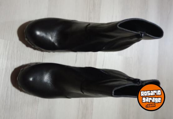 Indumentaria - Botas de cuero con tachas - En Venta