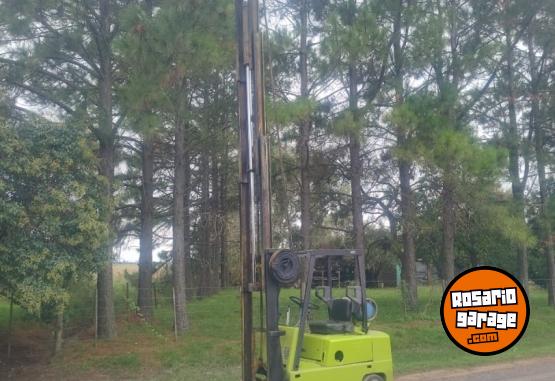 Camiones y Gr�as - VENDO AUTOELEVADOR CLARK 2.5 TN - En Venta