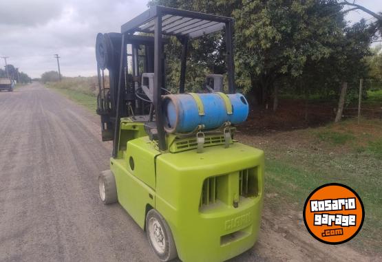 Camiones y Gr�as - VENDO AUTOELEVADOR CLARK 2.5 TN - En Venta