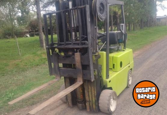 Camiones y Gr�as - VENDO AUTOELEVADOR CLARK 2.5 TN - En Venta