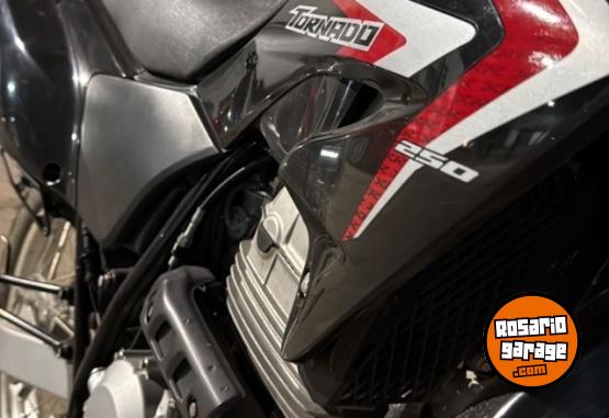 Motos - Honda Tornado 2017 Nafta 6500Km - En Venta
