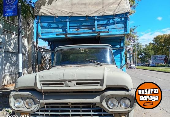 Camiones y Gr�as - Ford 600 con Caja Paquetera - En Venta