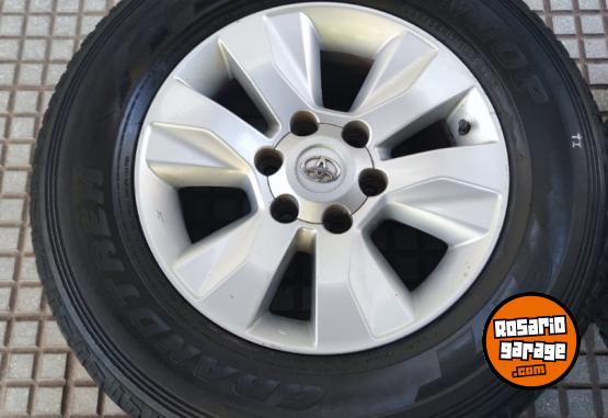 Accesorios para Autos - Llantas 17 Toyota Hilux SRV Muy buenas $.1.400.000 las 4. NO BAJO PRECIO - En Venta