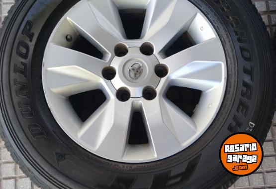 Accesorios para Autos - Llantas 17 Toyota Hilux SRV Muy buenas $.1.400.000 las 4. NO BAJO PRECIO - En Venta