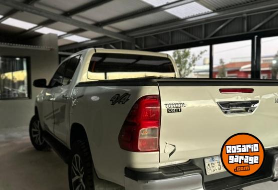 Autos - Toyota HILUX SRX 4X4 2017 Nafta 227000Km - En Venta