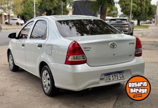Autos - Toyota Etios 2023 GNC 180000Km - En Venta