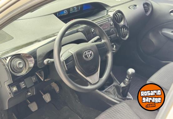 Autos - Toyota Etios 2023 GNC 180000Km - En Venta