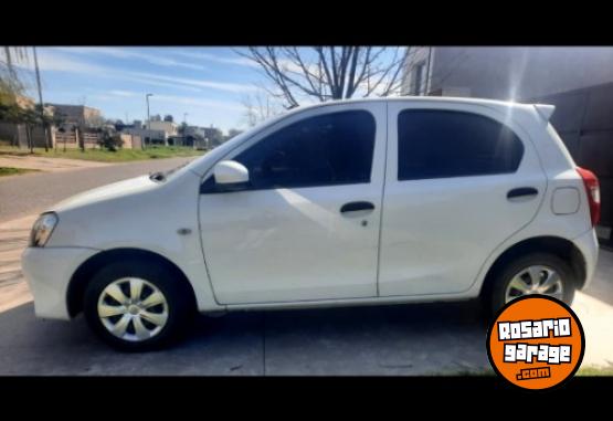 Autos - Toyota Etios X 2015 Nafta 150000Km - En Venta