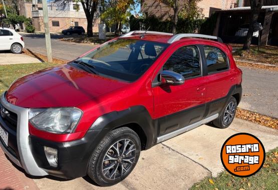 Autos - Toyota Etios cross 2016 Nafta 128000Km - En Venta