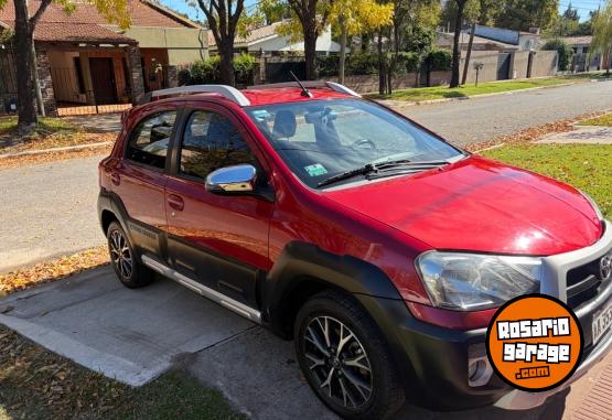 Autos - Toyota Etios cross 2016 Nafta 128000Km - En Venta