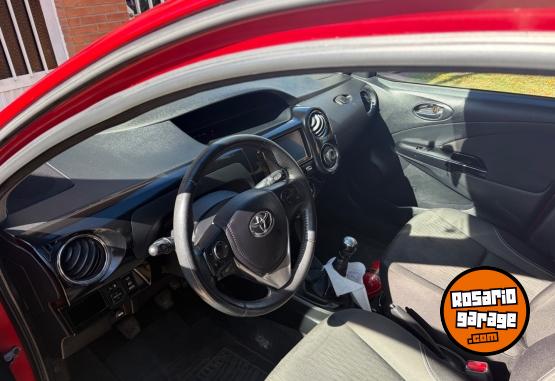 Autos - Toyota Etios cross 2016 Nafta 128000Km - En Venta
