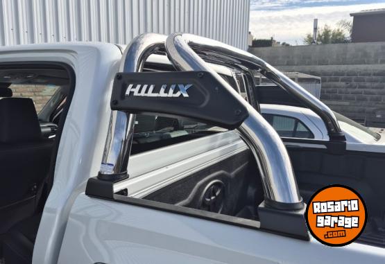 Camionetas - Toyota HILUX SRX 2.8 4X4 AL 2025 Diesel 6400Km - En Venta